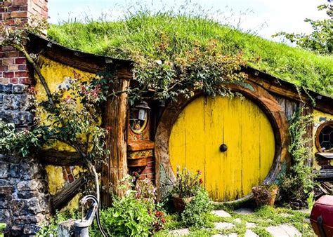 Real-life hobbit homes that put The Shire to shame | Hobbit house, The ...