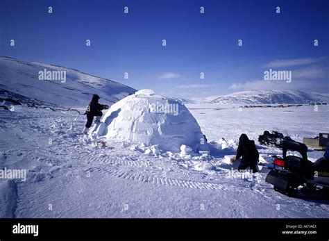 Inuit building an igloo Stock Photo: 399971 - Alamy