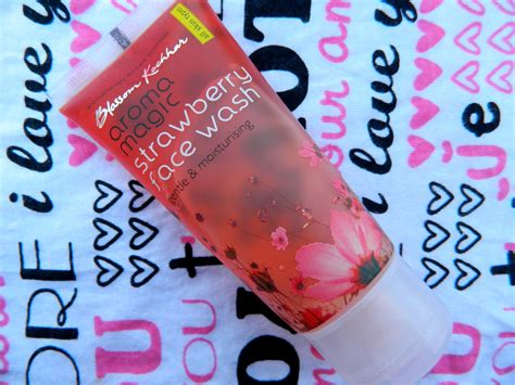 Aroma Magic Strawberry Face Wash Review