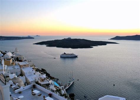 6 Best Santorini Hotels with Caldera Views & Spectacular Scenes