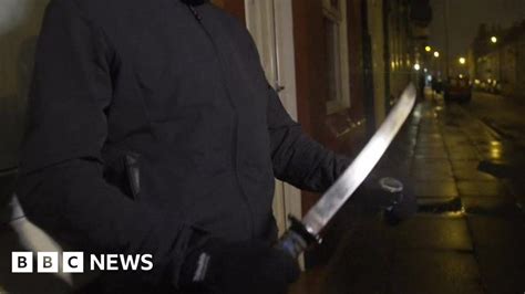 'Thousands' of knife crime victims aged 18 or younger - BBC News