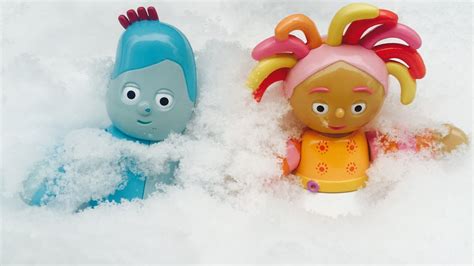 IGGLE PIGGLE and UPSY DAISY Toys In The Snow!! - YouTube