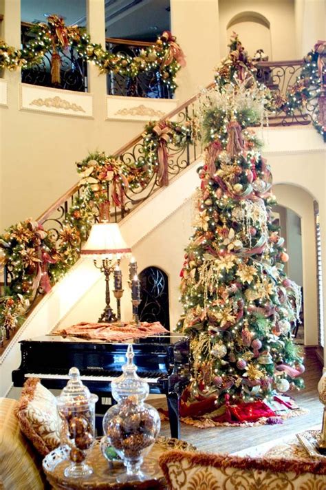 Christmas Staircase Decorations Ideas for This Year