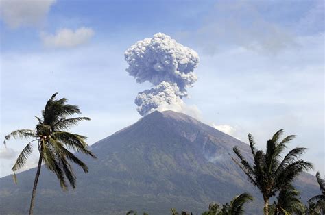 Volcanology center raises Mt Agung alert to third-highest Siaga | The ...