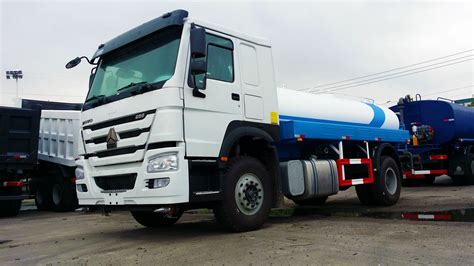 10000 Liters Fuel Oil Liquid Tanker Truck Howo 4x2 6 Wheels RHD / LHD