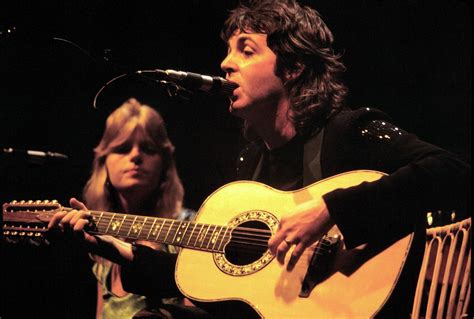 File:Paul McCartney with Linda McCartney - Wings - 1976.jpg - Wikipedia ...