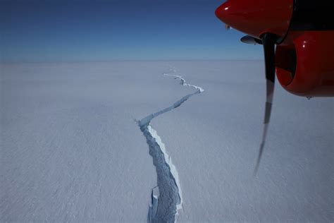 Giant crack frees a massive iceberg in Antarctica | Live Science