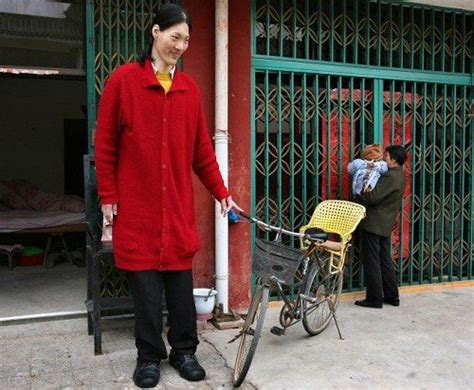 Yao Defen, world's tallest woman, dies aged 40