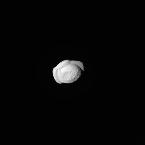 Saturn’s peculiar moon Pan pictured – Astronomy Now