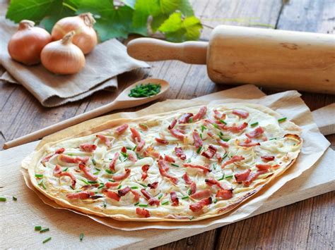 Tarte flambée (alsacienne) : Recette de Tarte flambée (alsacienne ...