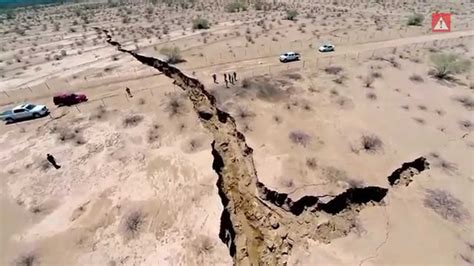 Giant Earth Cracks Opening Up Much Of Mexico - YouTube