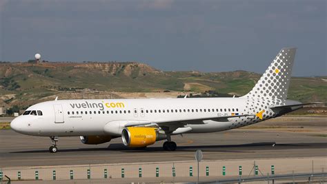 File:Airbus A320-214 - Vueling - EC-JPL - LEMD.jpg