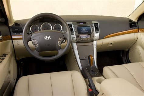 2010 Hyundai Sonata Image. Photo 2 of 17