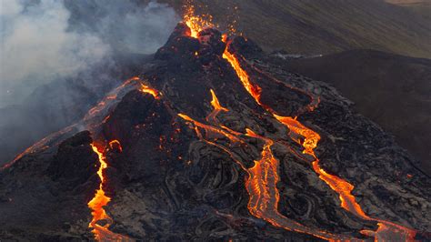 Incredible drone footage shows an erupting volcano in Iceland | Newz