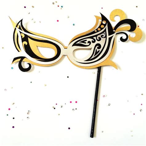 Pretty Masquerade Mask DIY - 100 Directions