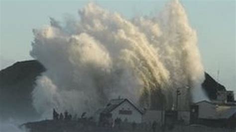 Scotland's storm damage harbours awarded £1m for repairs - BBC News