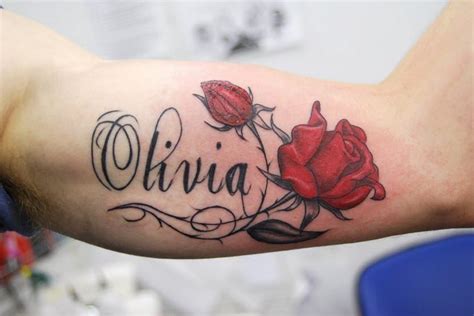 Tatuajes de nombres en el brazo