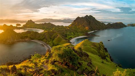 Sunset at Padar Island, Komodo National Park, Labuan Bajo, East Nusa ...