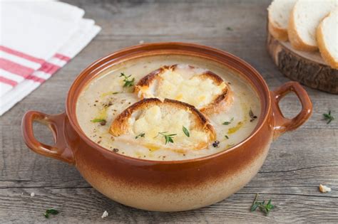 Zuppa di cipolle ai 4 formaggi il primo piatto tipico in Francia ...