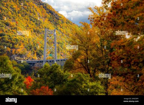 Bear Mountain Bridge Fall - Looking south at Bear Mountain Bridge, and ...