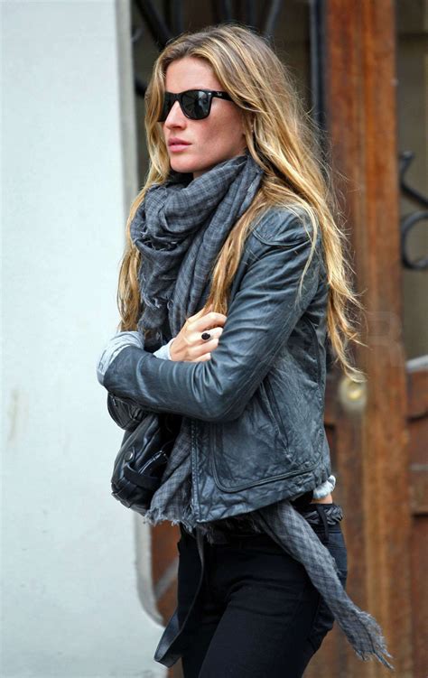 Gisele Bundchen Scores Dior Spring 2009 | Gisele bundchen style, Scarf ...