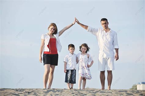 Keluarga Di Pantai Menunjukkan Tanda Rumah Tanda Ibu Menyenangkan Foto ...