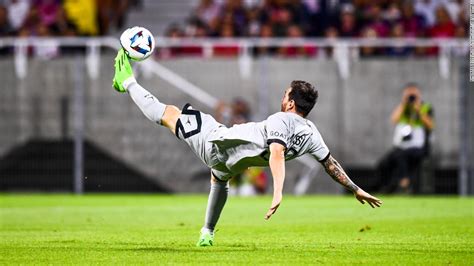 Lionel Messi scores acrobatic bicycle kick as PSG thrashes Clermont - CNN