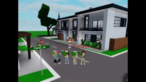 Robbing Houses In Brookhaven (Roblox) - YouTube