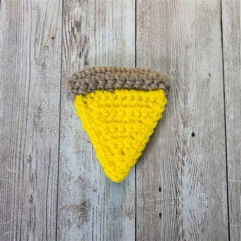 FREE Crochet Pattern: Pizza Slice Keychain - The Pointed Hat