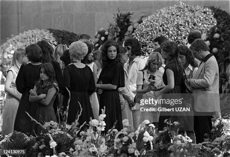 Elvis Presley Funeral Photos and Premium High Res Pictures - Getty Images