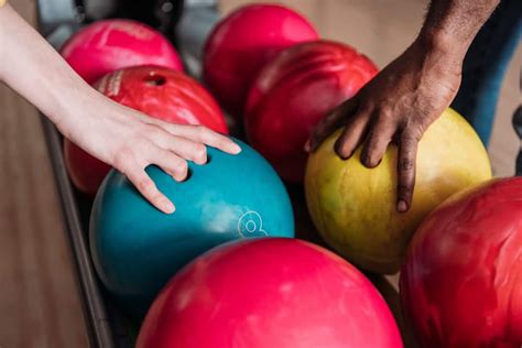 🎳 How To Choose Bowling Ball Weight?