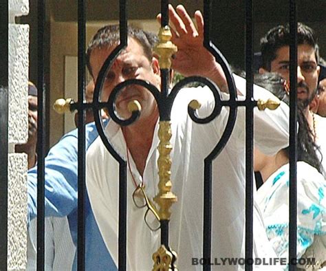 Sanjay Dutt leaves for Pune's Yerwada Jail after his three month parole ...