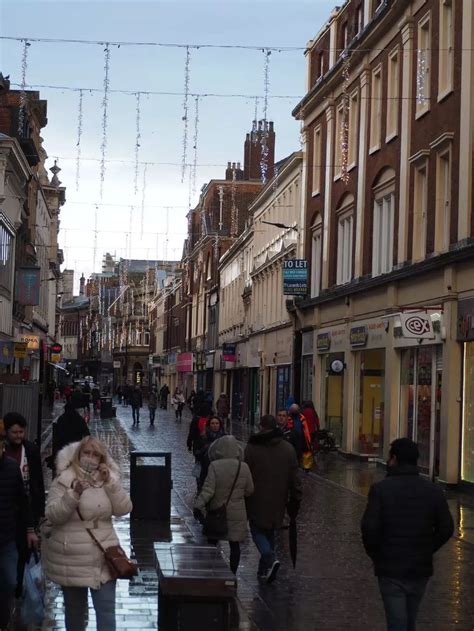 Busy day in Hull city centre as Christmas shoppers flock to shops ...