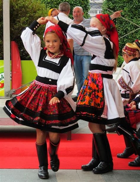 Romanian traditional costumes Part 1 Port national | Traditional ...