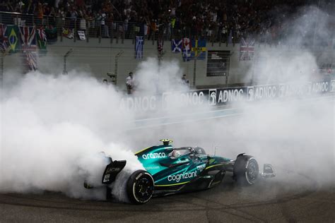 Sebastian Vettel Farewell Donuts, 2022 Abu Dhabi Grand Prix : r/SportsPorn