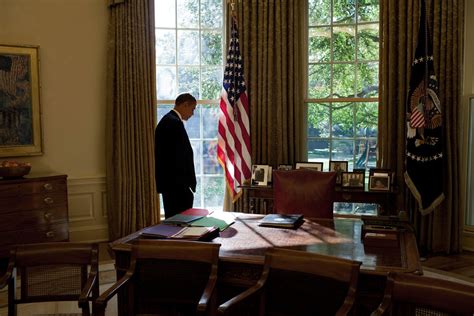 P102009PS-0129 | President Barack Obama walks to his desk in… | Flickr