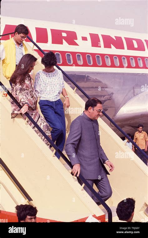 Rajiv Gandhi with his family Stock Photo - Alamy