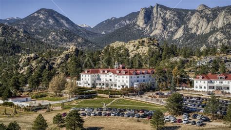 The famous Stanley Hotel, with mountains behind it in Estes Park ...