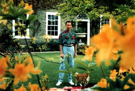 The Last Known Photos of Freddie Mercury, 1991 | Vintage News Daily