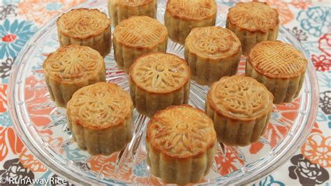 Mooncakes with Coconut Filling (Banh Trung Thu / Banh Nuong Nhan Dua ...