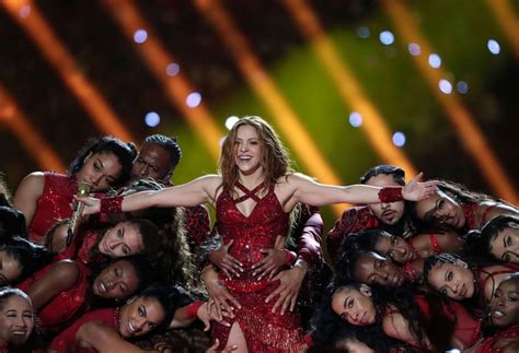 Jennifer Lopez, daughter share stage with Shakira at Super Bowl ...