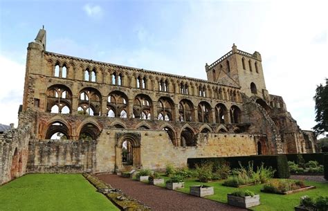 Jedburgh Abbey, Jedburgh – Churches, Cathedrals & Abbeys | VisitScotland