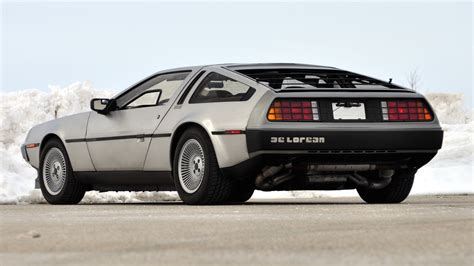 O que será? Vários DeLorean DMC-12 aparecem empilhados em galpão