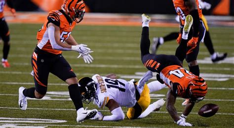 Steelers' JuJu Smith-Schuster dances on Bengals' logo, then takes big hit