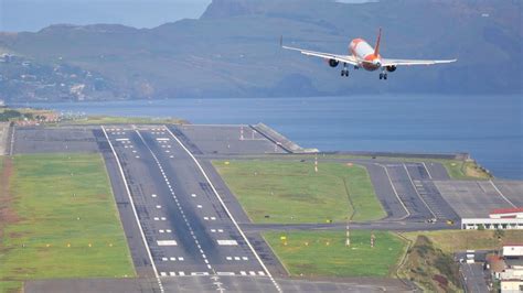 Great Easyjet A320 Landing at Madeira Airport - YouTube