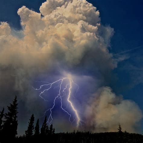 Stunning image captures lightning strike from wildfire’s pyrocumulus ...