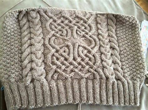 Love this Celtic knot pattern! It is a free download on Ravelry. Nennir ...