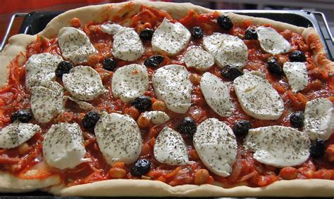 Pizza tomates oignons mozza, etc - Recette Ptitchef