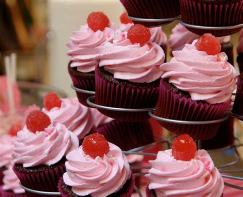 K Bakes: Pinkalicious Cupcakes