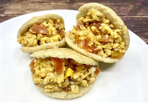 Arepa rellena de huevos pericos - RecetasFusion